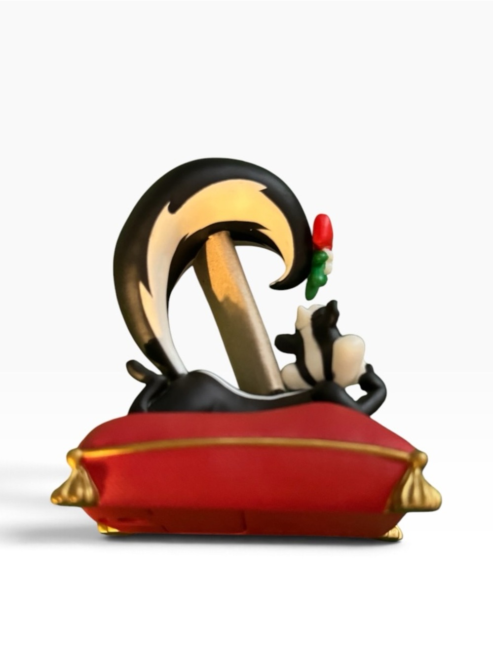 Merry Kiss-mas Pepe Le Pew Looney Tunes Christmas Ornament - Black & Red - Picture 7 of 9